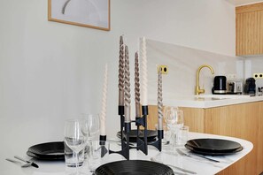 Kjøleskap, mikrobølgeovn, ovn og kaffetrakter/tekoker