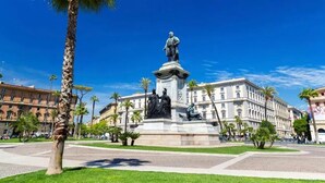 A statue in a square with a clear blue sky. - XXIV Domus Luxury Suites (Rome)