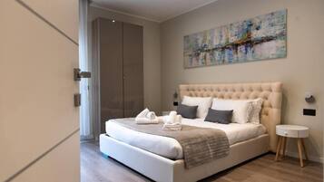 Studiosvit Junior | Värdeförvaringsskåp på rummet, strykjärn/strykbräda och resesäng