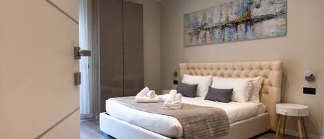 Junior-studiosviitti | Tallelokero huoneessa, silitysrauta/-lauta, vauvan matkasänky