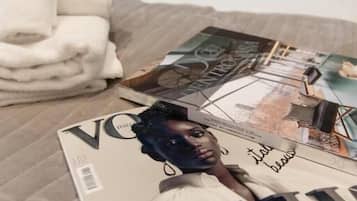 Caja de seguridad en la habitación y tabla de planchar con plancha