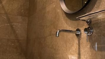 Ducha, artículos de tocador gratuitos, secador de pelo, toallas