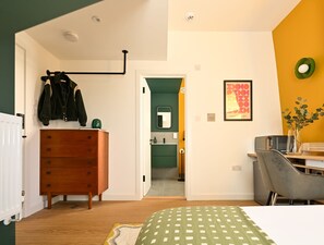 1 bedroom, desk, WiFi, bed sheets