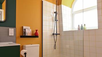 Dusche, Haartrockner, Handtücher