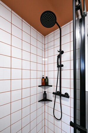 Een douche, een haardroger, handdoeken