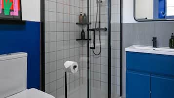 Regadera, secadora de cabello, toallas