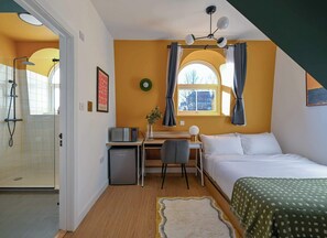 4 habitaciones, escritorio, tabla de planchar con plancha y wifi 