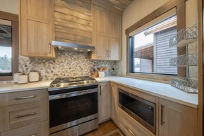 Fridge, microwave, oven, stovetop - Wilderness Club Hideaway (Eureka)