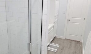 Apartment, 3 Bedrooms | Bathroom | Towels, shampoo
