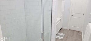 Apartamento, 3 quartos | Banheiro | Toalhas de banho, shampoo