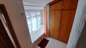 Apartment | Bathroom | Combined shower/bathtub, deep-soaking bathtub, hair dryer, towels - Remarkable 3-bedroom House 'villa' Finca Vistamar (San Bartolomé de Tirajana)