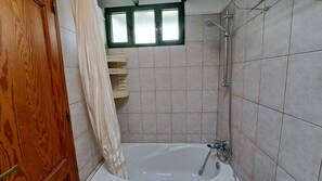 Apartemen | Kamar mandi | Kombinasi shower/bathtub, bathtub besar, pengering rambut, dan handuk