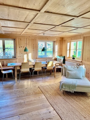 Fireplace - Beautiful, renovated 100 sqm vacation apartment in a former farmhouse in the Allgäu (Maierhöfen)