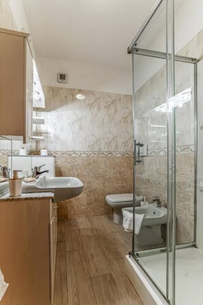 Douche, baignoire à remous, séchoir à cheveux, bidet