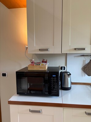 Réfrigérateur, four à micro-ondes, un four, surface de cuisson