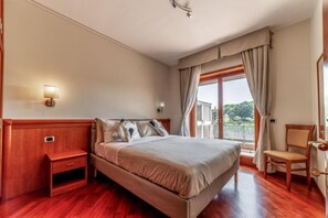 3 bedrooms, in-room safe, desk, free WiFi