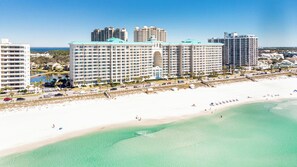 On the beach - Beautiful Gulf views and just minutes to the beach and pools! (Miramar Beach)