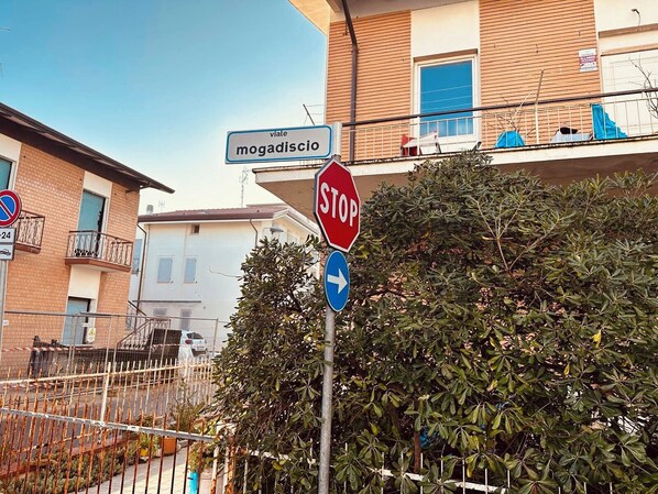 A stop sign, a directional sign, and a no parking sign in an urban setting. - SINGH SATPAL (Rimini)