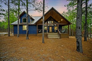 Exterior - Red Fern Cabin | cozy couples cabin | hot tub (Broken Bow)
