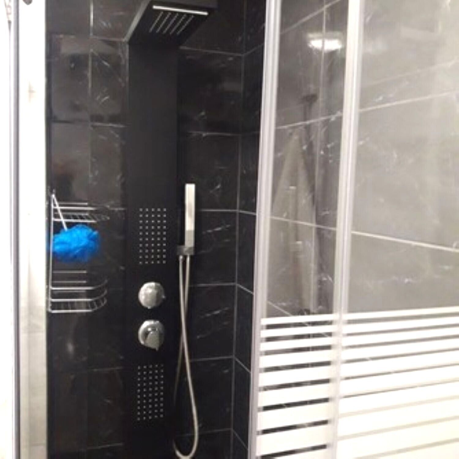 Douche, sèche-cheveux, serviettes fournies, savon