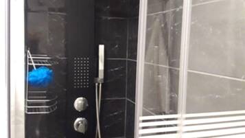 Douche, sèche-cheveux, serviettes fournies, savon