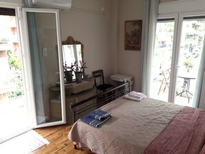 2 chambres, bureau, fer et planche à repasser, accès au Wi-Fi (inclus)