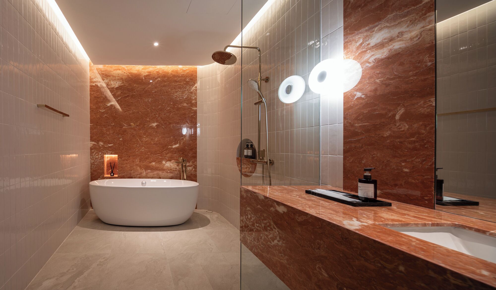 Quarto exclusivo, sacada, vista para a piscina | Banheiro | Produtos de toalete grátis, secador de cabelo, toalhas de banho 