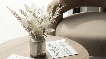 Área de estar no saguão