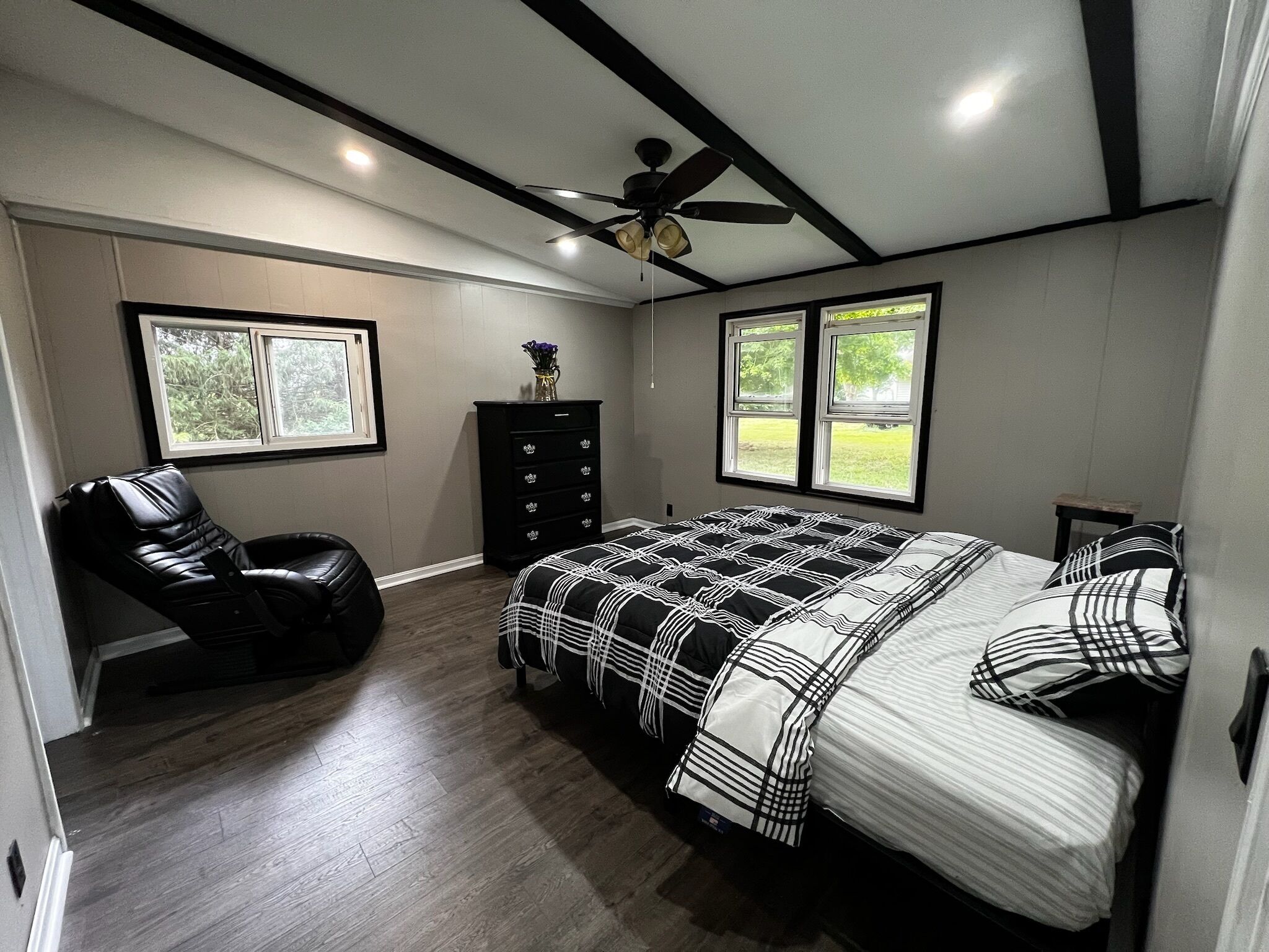 3 Schlafzimmer, Zimmersafe, Schreibtisch, Bügeleisen/Bügelbrett