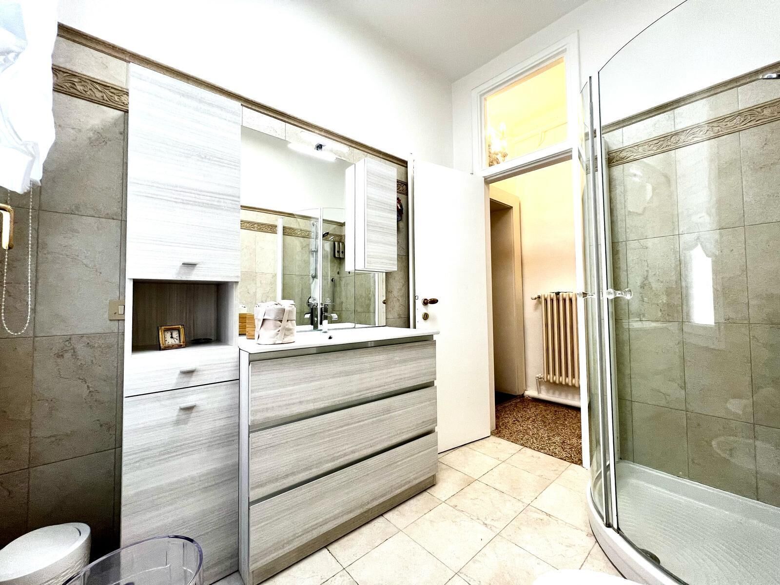 Doccia, asciugacapelli, bidet, asciugamani