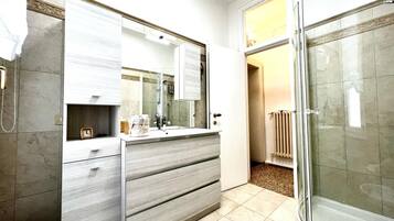 Doccia, asciugacapelli, bidet, asciugamani