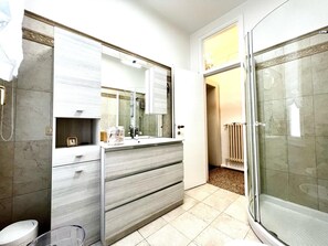 Shower, hair dryer, bidet, towels