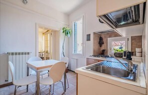 Four à micro-ondes, un four, surface de cuisson, lave-vaisselle