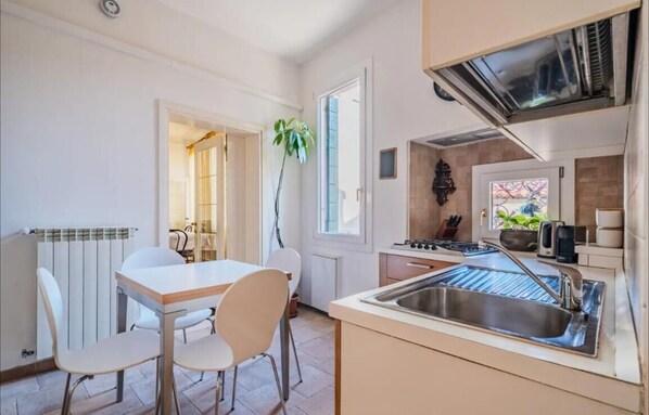 Micro-ondes, four, plaque de cuisson, lave-vaisselle