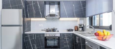 Frigorifero, forno, piano cottura, lavastoviglie
