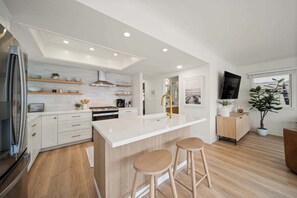 Fridge, microwave, oven, stovetop - Bayside Getaway – Waterfront! (Newport Beach)