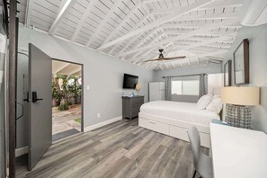 3 bedrooms, iron/ironing board, WiFi, bed sheets - Bayside Getaway – Waterfront! (Newport Beach)