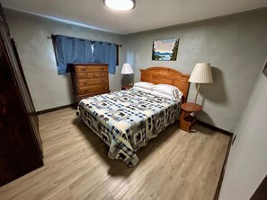 Desk, WiFi, bed sheets - Super Dog-Friendly South Lake Rental (Zephyr Cove)