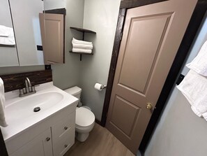 Shower, towels - Super Dog-Friendly South Lake Rental (Zephyr Cove)