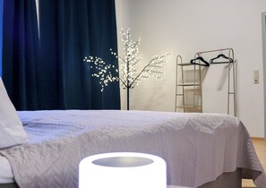 3 habitaciones, escritorio y tabla de planchar con plancha 