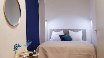 3 soverom, skrivebord, strykejern/-brett og reiseseng for barn