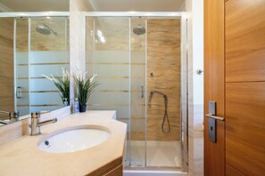 Whirlpool, Haartrockner, Bidet, HandtĂŒcher