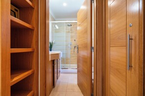 Baignoire Ă jets, sĂšche-cheveux, bidet, serviettes fournies