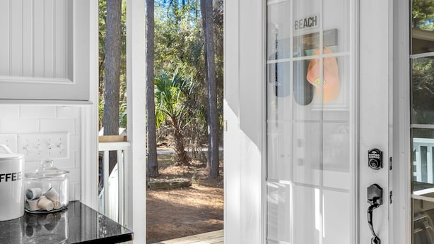 Una puerta blanca con cerradura electrónica y un cartel que dice 'BEACH'.