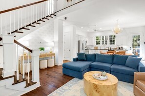 Una televisión, una oficina