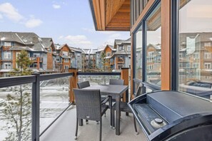 Outdoor dining - Mountain Retreat Corner Suite - Pool/Hot Tub & Spa (Canmore)