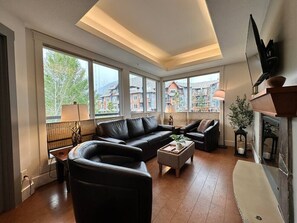 TV, fireplace - Mountain Retreat Corner Suite - Pool/Hot Tub & Spa (Canmore)