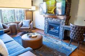 Televisión, chimenea y estéreo 