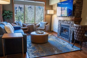 TV, fireplace - Mountain View Stoneridge - Pool & Hot Tub & Sauna (Canmore)