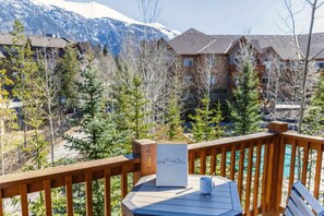 Outdoor dining - Mountain View Stoneridge - Pool & Hot Tub & Sauna (Canmore)